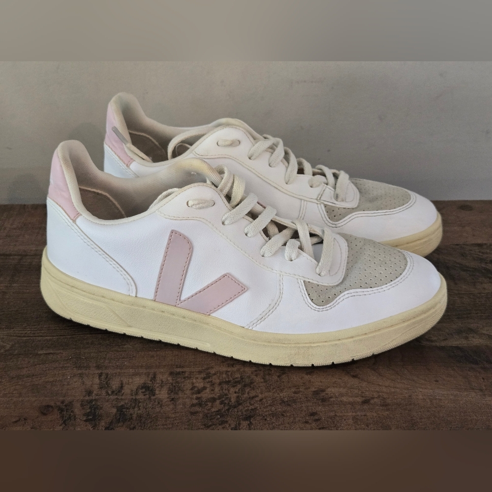 Veja V-10 CWL Vegan Leather Sneaker in White/Petale Pink sz 40EU/9US